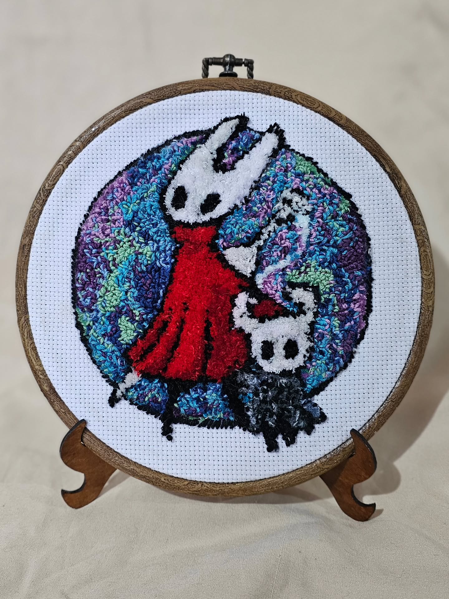 Bordado Hollow Knight
- Bordado: Ponto Russo / Punch needle
- Tecido: Etamine
- Linhas: Meadas e Anne 65 (Preto)
- Bastidor: Silicone 21cm
- Acabamento verso: Feltro com Cordão São Francisco 6mm