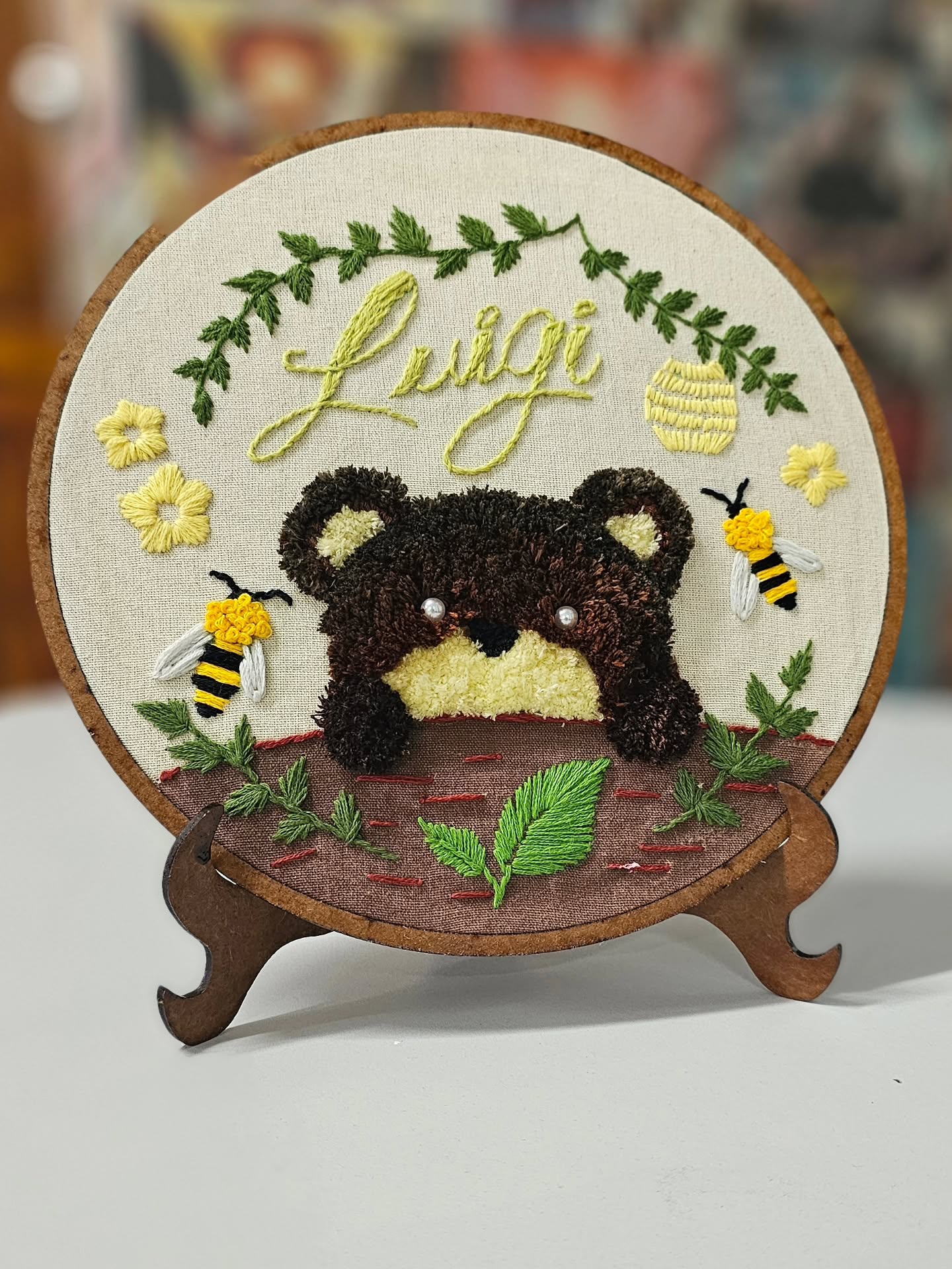 Bordado Bebê Luigi
- Bordado: Ponto Russo e Bordado livre
- Tecido: Algodão Cru
- Linhas: Meadas
- Bastidor: Moldura MDF fina 22cm
- Acabamento: Aplicação de pérola e pintura em tecido
- Acabamento verso: Feltro com Cordão São Francisco  6mm