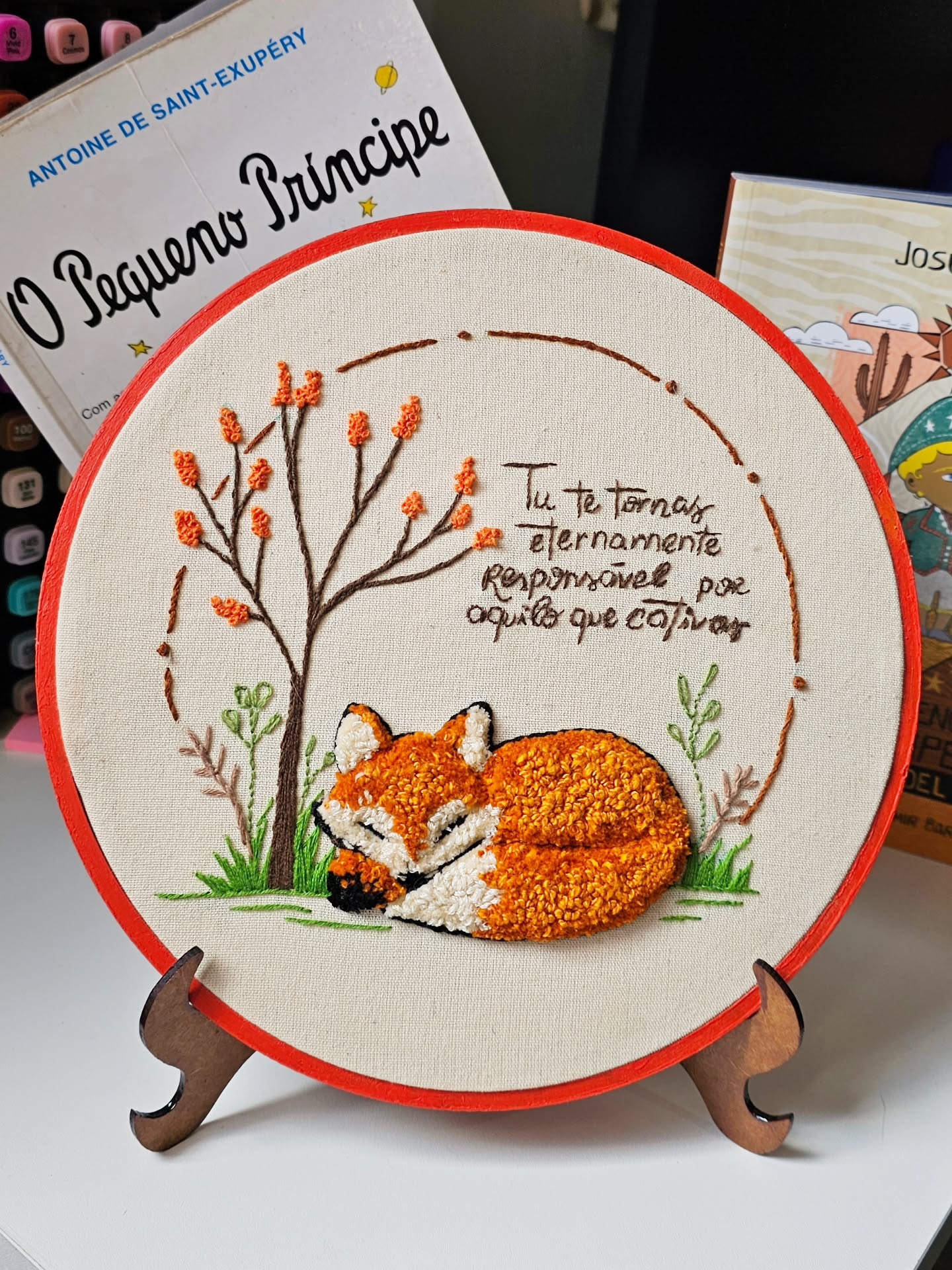 Bordado Raposa
- Bordado: Ponto Russo e Bordado livre
- Tecido: Algodão Cru
- Linhas: Meadas e Anne
- Bastidor: Moldura MDF fina 22cm
- Acabamento verso: Feltro com Cordão São Francisco  6mm