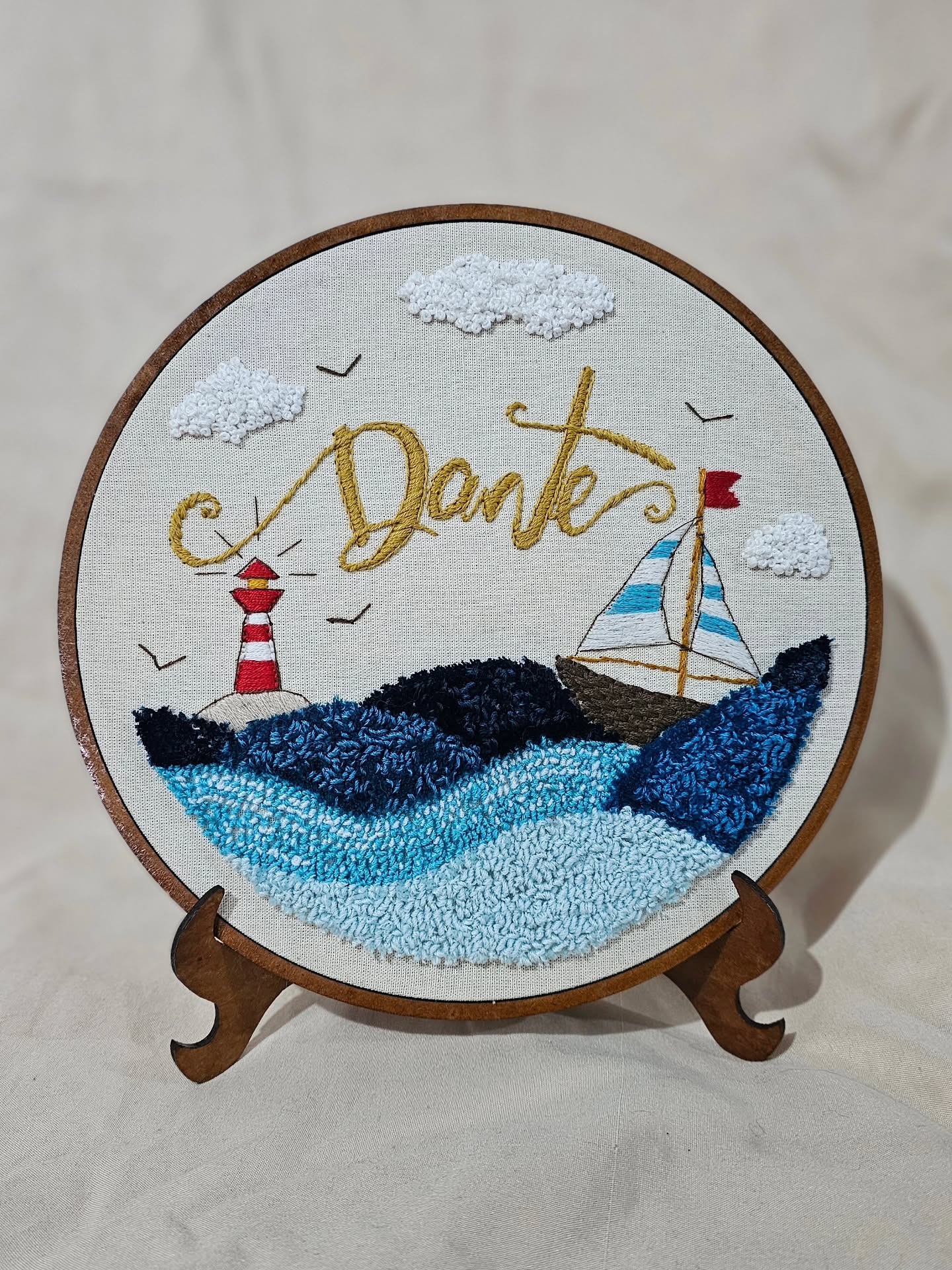 Bordado Bebê Dante
- Bordado: Ponto Russo e Bordado livre
- Tecido: Algodão Cru
- Linhas: Meadas
- Bastidor: Moldura MDF fina 22cm
- Acabamento verso: Cordão São Francisco 6mm