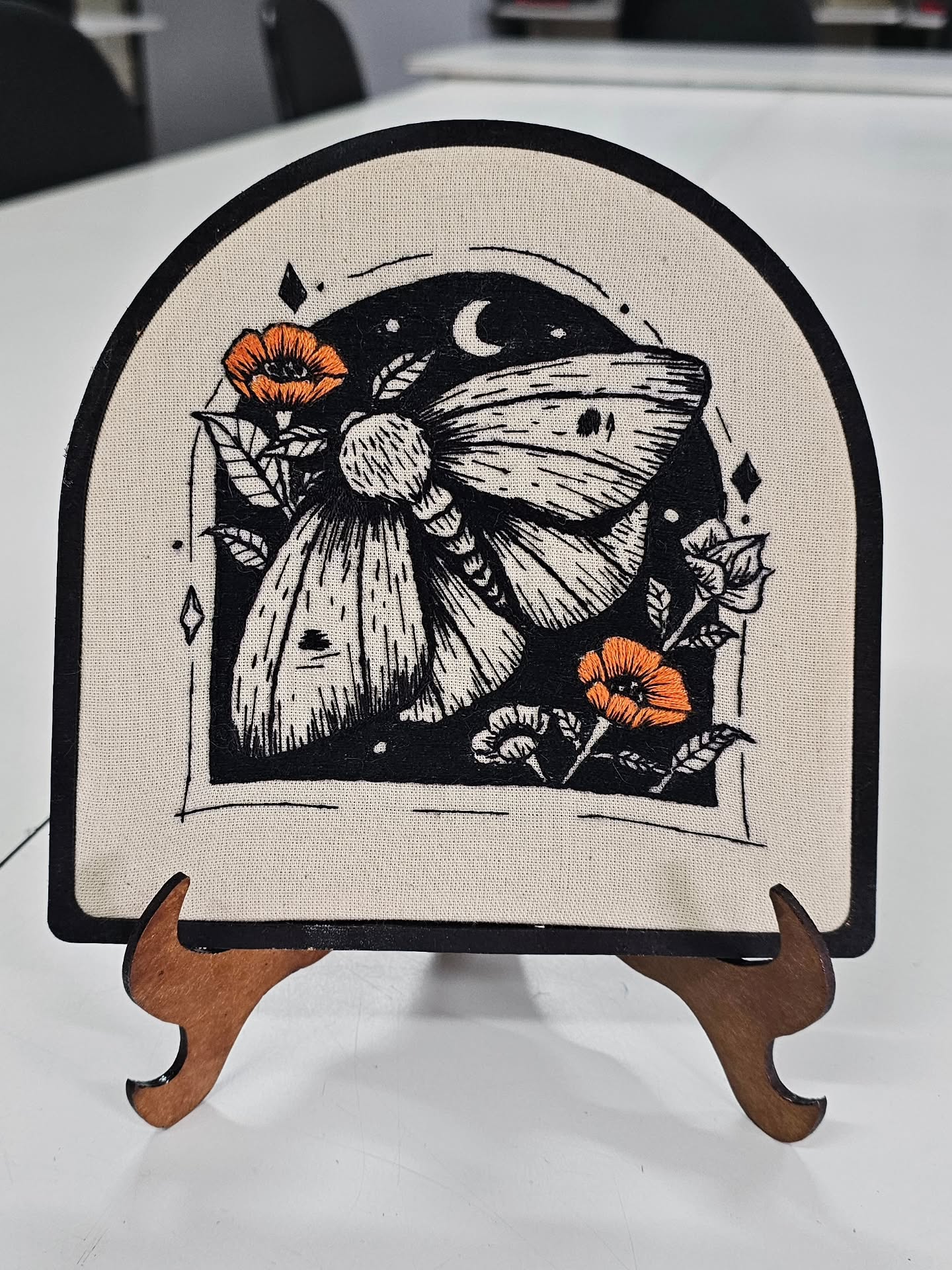 Bordado Mariposa
- Bordado: Bordado livre
- Tecido: Algodão Cru
- Linhas: Meadas
- Bastidor: Moldura MDF Janela 18cm